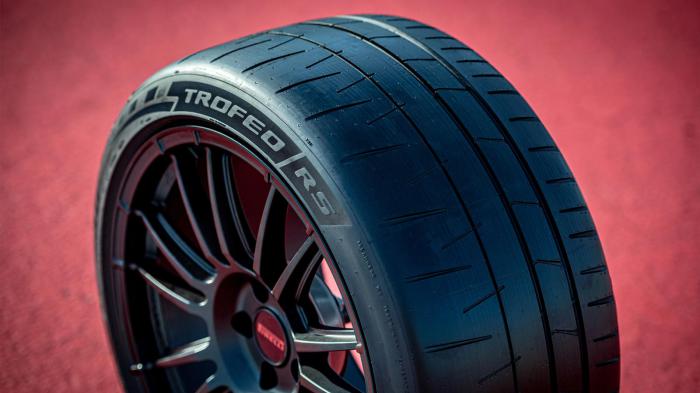 Το νέο Pirelli P Zero Trofeo RS αποτελεί μέρος μια νέας γενιάς semi-slick ελαστικών που προσφέρουν ακόμα μεγαλύτερη απόδοση και ακρίβεια σε στεγνές επιφάνειες, καλύτερο κράτημα στις μεγαλύτερες ταχύτη