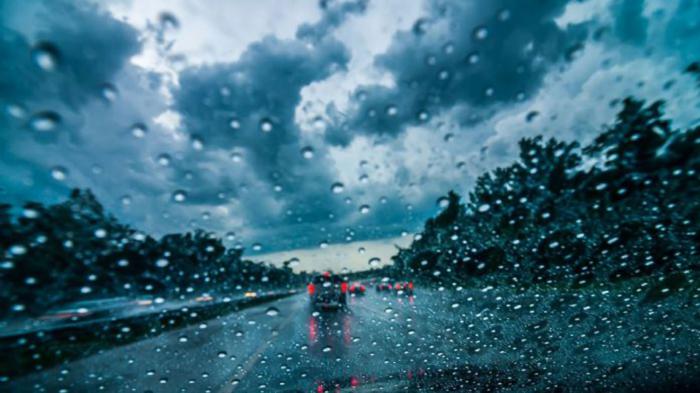 Όταν οδηγείτε στην βροχή, δεν πρέπει να ξεπερνάτε το όριο ταχύτητας και πρέπει να κρατάτε μεγαλύτερη απόσταση από το συνηθισμένο από τα προπορευόμενα οχήματα.
