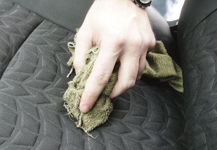 Εξοικονομήστε χρήματα καθαρίζοντας ένα δύσκολο λεκέ από την ταπετσαρία του αυτοκινήτου σας με τη βοήθεια υγρής αμμωνίας.
