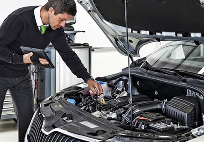 Μέσω της Video Σύνδεσης της Skoda, ο κάτοχος μπορεί να επιβλέπει τις επισκευές μέσω εικόνων και βίντεο.
