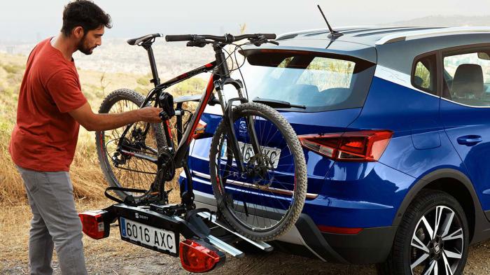 H σχάρα ποδηλάτου SEAT προσφέρει ένα αεροδυναμικό πλαίσιο για ευκολότερη μεταφορά, ενώ η αντικλεπτική του κλειδαριά προσφέρει ξεγνοιασιά. H σχάρα ποδηλάτου SEAT προσφέρει ένα αεροδυναμικό πλαίσιο για ευκολότερη μεταφορά, ενώ η αντικλεπτική του κλειδαριά προσφέρει ξεγνοιασιά.