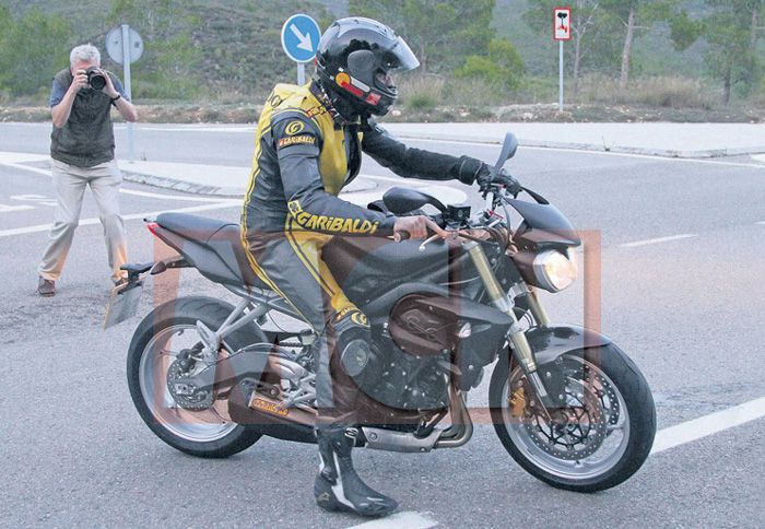 Η κατασκοπευτική φωτογραφία του Street Triple μας δίνει κάποια πρώτα στοιχεία για το ανανεωμένο μοντέλο.
