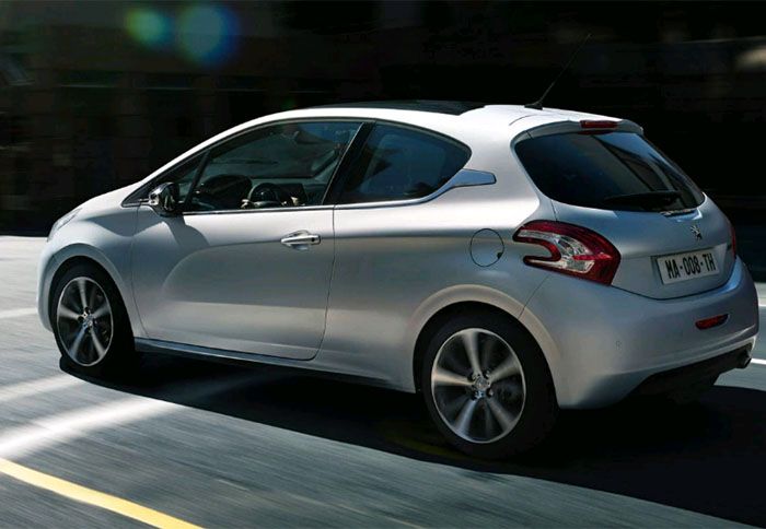 Ειδικά με 3θυρο αμάξωμα το Peugeot 208 δείχνει ακόμα πιο δυναμικό. 