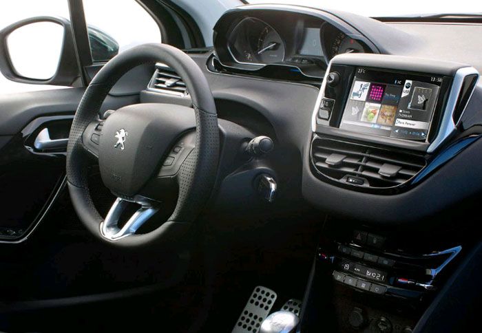 Η εικόνα του εσωτερικό του 208 δεν είναι σε καλή ανάλυση, ωστόσο επιτρέπει κάποια συμπεράσματα σχετικά με το νεανικό προφίλ του νέου μικρού Peugeot. 