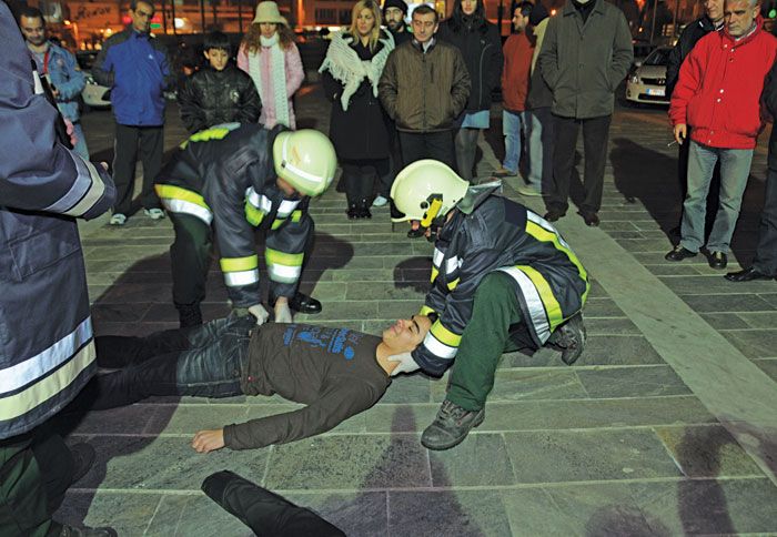 Η διαδικασια απεγκλωβισμού τραυματιών απαιτεί πολύ προσεκτικές κινήσεις. 