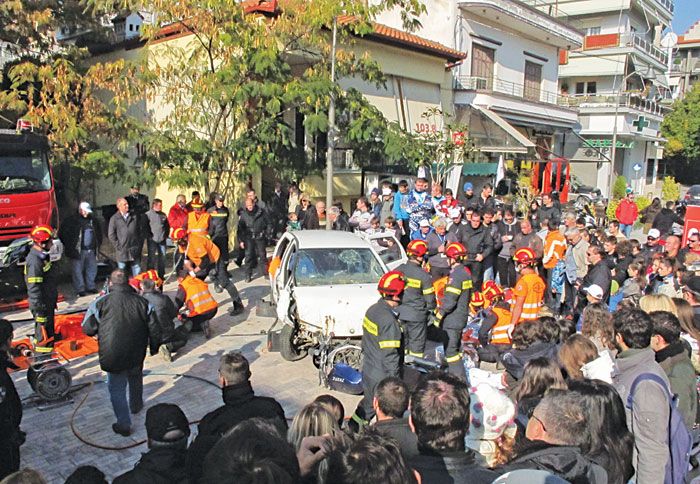 Η αναπαράσταση απεγκλωβισμού σοκάρει...ευαισθητοποιώντας οδηγούς και μη. 