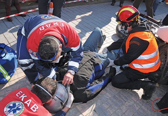 Εκπαιδευμένα στελέχη του ΕΚΑΒ παρέχουν τις πρώτες βοήθειες στους εικονικούς τραυματίες, στο πλαίσιο της επίδειξης απεγκλωβισμού. 