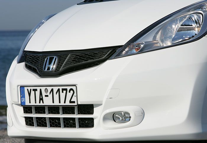 Στο αμάξωμα του ανανεωμένου Honda Jazz συναντούμε νέα μάσκα και εμπρός προφυλακτήρα