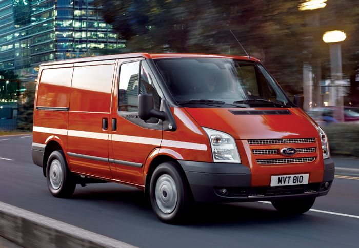 Το ανανεωμένο Transit
εξακολουθεί να διακρίνεται
για την εξαιρετική, ουδέτερη και με πολύ καλή ποιότητα κύλισης, οδική του
συμπεριφορά κάτω από
όλ