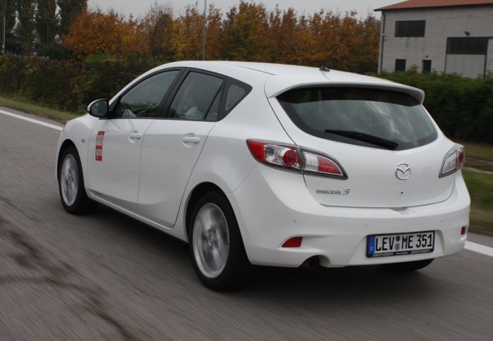Πάντα καλοσχεδιασμένο και επίκαιρο, το Mazda3 δεν κρύβει την ιαπωνική του καταγωγή. 