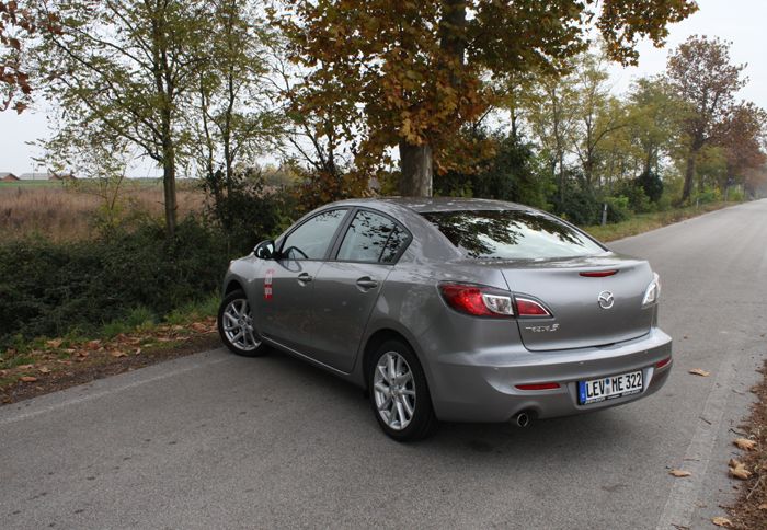 Στο 4θυρο Mazda 3 οι αισθητικές αλλαγές είναι λιγότερες από το 5θυρο και περιορίζονται κυρίως στο εμπρόσθιό του τμήμα.