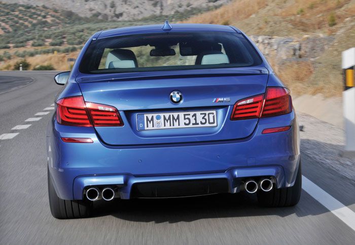 Η ουσία είναι ότι, παρότι είναι αισθητή η στροφή σε μια πιο all around κατασκευή, η νέα M5 σε συναρπάζει είτε κινείσαι με 50, είτε με 250!