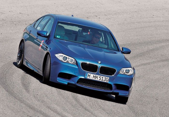 Η νέα BMW M5 είναι η σιδερένια γροθιά με το βελούδινο γάντι, το καμουφλαρισμένο με στολή 
σεντάν supercar.