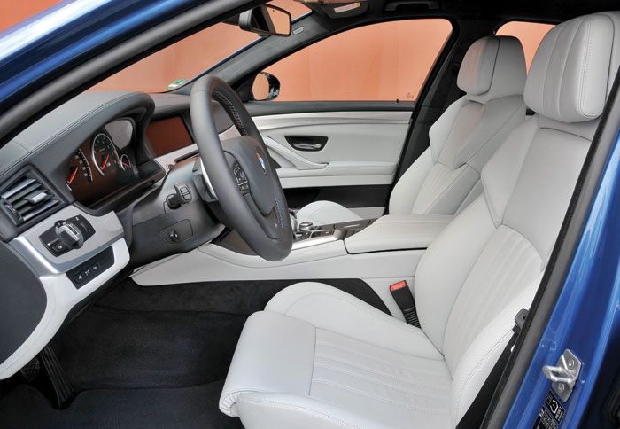 Εξαιρετικά και πολυρυθμιζόμενα 
τα δερμάτινα μπάκετ.