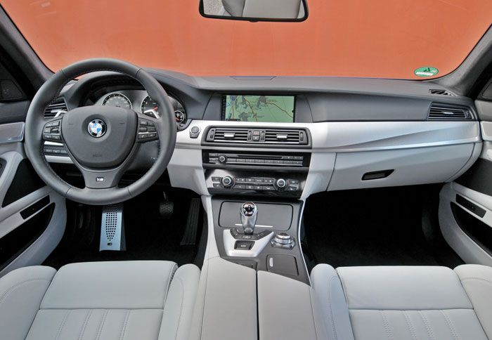 Πολυτέλεια και σπορτίφ στοιχεία συνδυάζονται άψογα στο αψεγάδιαστο εσωτερικό της νέας BMW M5.