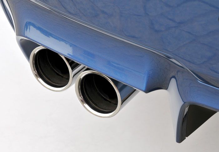 Στο πίσω μέρος ξεχωρίζει ο διαχύτης αέρα και οι διπλές απολήξεις των εξατμίσεων.
