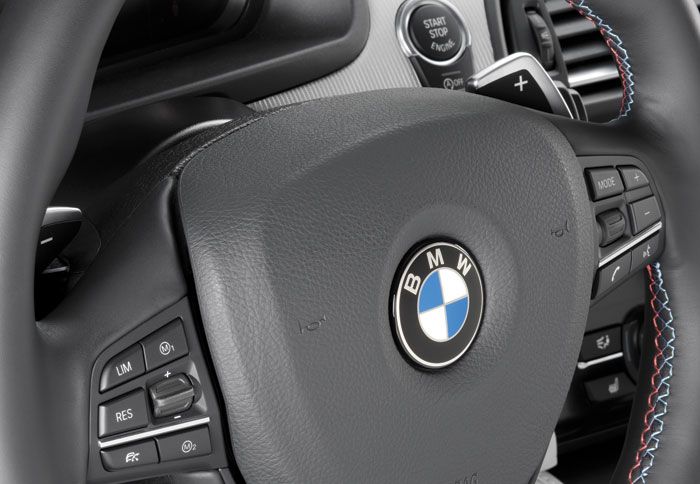 Χειριστήρια πάνω και paddles πίσω από το όμορφο τιμόνι.