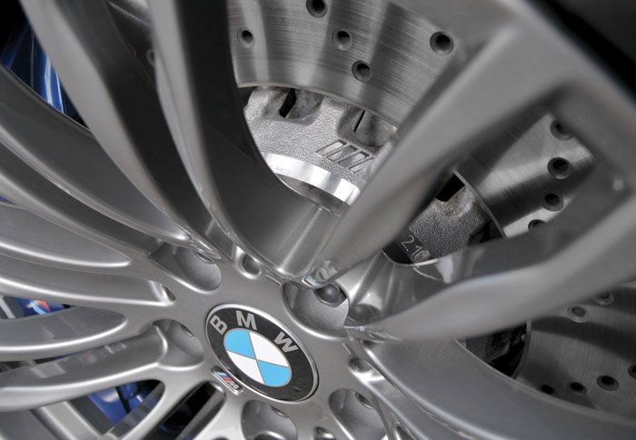 Πίσω από τις πανέμορφες ζάντες κρύβονται διάτρητοι δίσκοι και πολυπίστονες δαγκάνες.