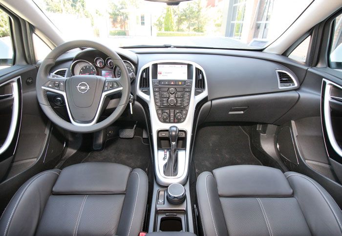 Το εσωτερικό του Opel Astra έχει και αυτό πολύ ενδιαφέρουσα σχεδίαση. Είναι ιδιαίτερα μοντέρνο και με αρκετά ποιοτικά υλικά. 