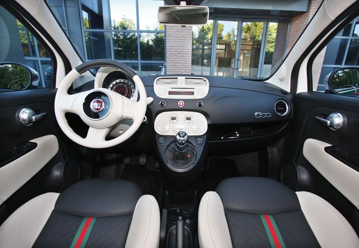 Το ελκυστικό εσωτερικό του 500, αποκτά έντονες δόσεις πολυτέλειας στην έκδοση «by Gucci». 