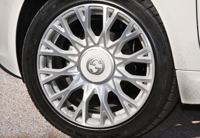 Ειδικής σχεδίασης ζάντες αλουμινίου 16 ιντσών.