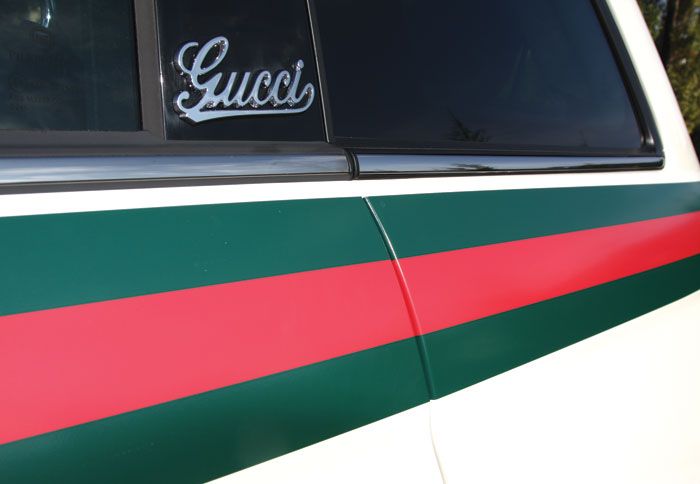 Λογότυπα «Gucci» και λωρίδα αμαξώματος στο χαρακτηριστικό μοτίβο πράσινο-κόκκινο-πράσινο.