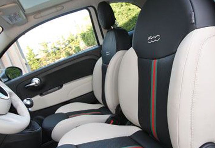 Καθίσματα επενδυμένα με δέρμα σε δύο χρώματα και τις χρωματιστές λωρίδες Gucci.	