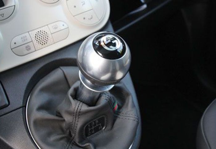 Χρωμιωμένη λαβή επιλογέα με το λογότυπο «GG» της Gucci.