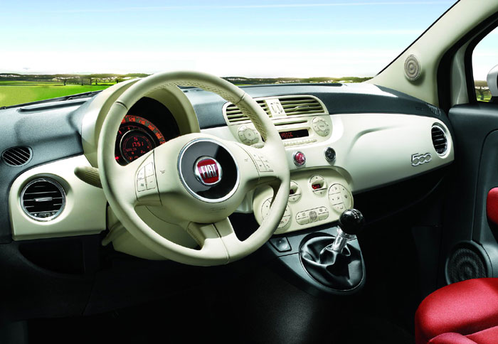 Καμία σχέση με το λιτό εσωτερικό του πρώτου Fiat 500 έχει το πλήρες του σύγχρονου μοντέλου