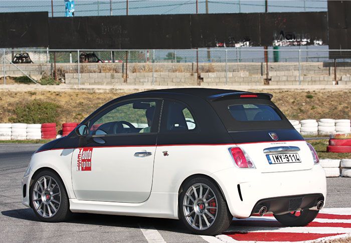 Το Abarth 500C δείχνει να βρίσκεται στο στοιχείο του, όταν «πυροβολεί» μέσα στην πίστα.
