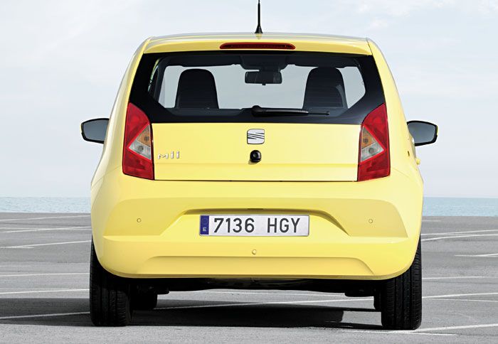 Το SEAT Mii έχει πιο επιθετικές λεπτομέρειες σχεδιασμού από το VW up!, ενώ χαρακτηριστικά είναι τα πίσω φώτα του. 