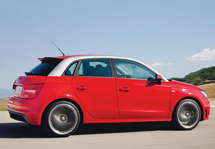 Το νέο Α1 Sportback (κατασκοπευτική εικόνα) θα πλαισιώσει το 2012 το τρίθυρο A1 και έτσι, η νέα Mercedes θα έχει να αντιμετωπίσει διπλό ανταγωνισμό απ
