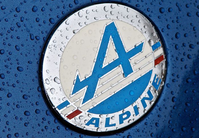 Η Alpine ιδρύθηκε το 1995 και έπαιρνε κινητήρες από τη Renault που τοποθετούσε σε δικές της κατασκευές.