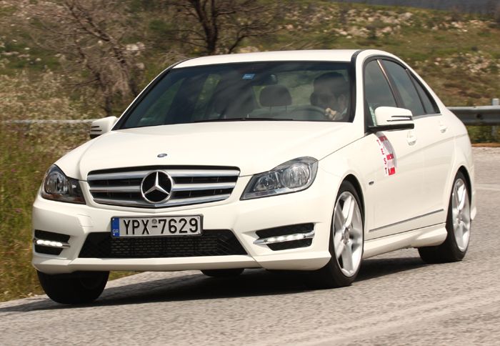Με 498 ταξινομήσεις, η Mercedes C-Class αποτελεί το πιο δημοφιλές premium μεσαίο μοντέλο της χώρας μας (μερίδιο 9,8%).
