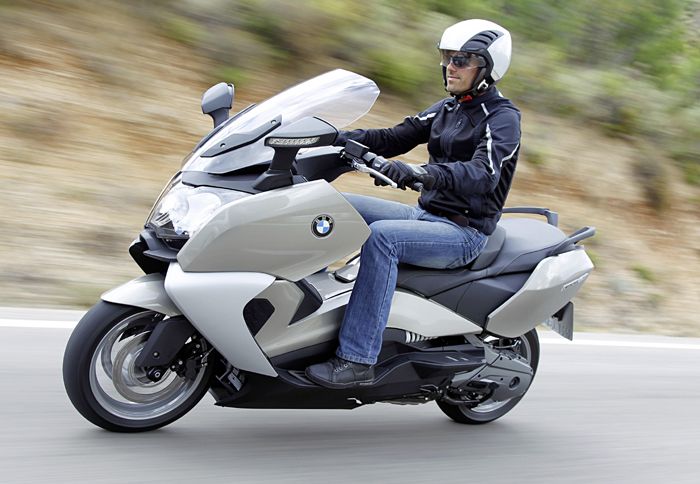 Το C650 GT απευθύνεται σε εκείνους που θα χρησιμοποιήσουν το συγκεκριμένο μοντέλο για μικρά και μεγάλα ταξίδια με δύο άτομα στη σέλα και αποσκευές.