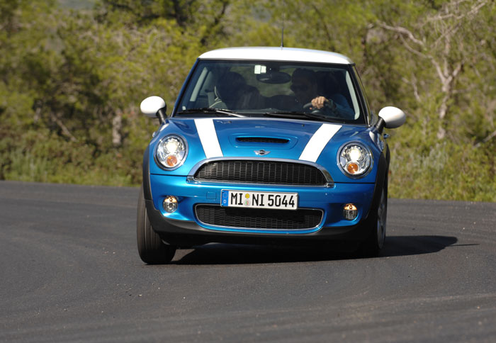Mini κάμπριο, κουπέ και ρόουντστερ, τρίπορτο, τετράπορτο πεντάπορτο και SUV. Μπορεί κανείς να κουνήσει αυτόν τον θρύλο από τη ντεφάκτο θέση του ως το 