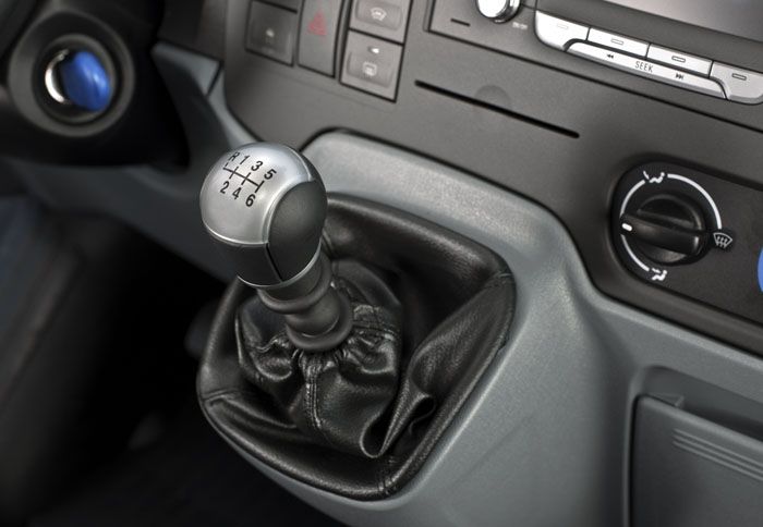 Στάνταρτ σε όλες τις εκδόσεις του Ford Transit 2012 προσφέρεται το νέο μηχανικό κιβώτιο έξι σχέσεων. 