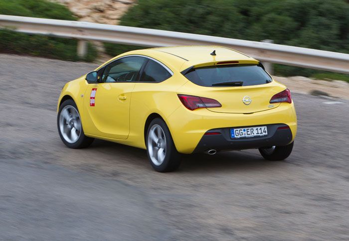 Παρατηρώντας το πίσω μέρος, το Astra GTC δίνει την αίσθηση ενός κουπέ οχήματος, με το μάτι να πέφτει στους έντονους ώμους που τονίζουν το πλάτος του.