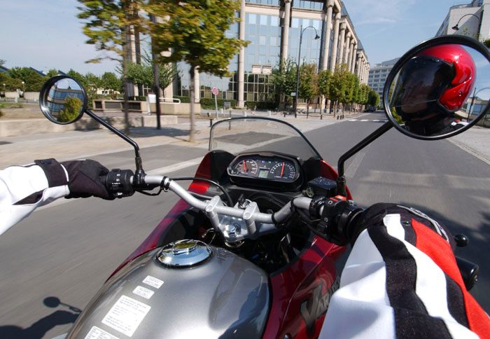 H σωστή τοποθέτηση του σώματος πάνω στη μοτοσικλέτα είναι περισσότερο, από σημαντική.
