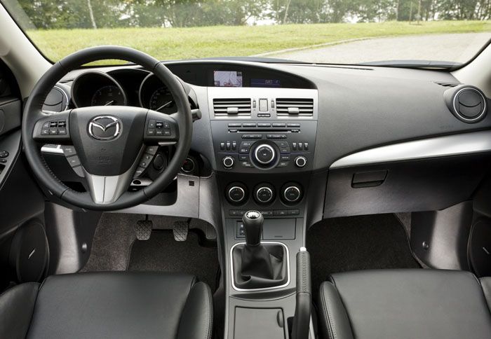 Χωρίς μεγάλες αλλαγές σε σχέση με πριν, το εσωτερικό του ανανεωμένου Mazda 3 παραμένει σύγχρονο σε εικόνα και με πολύ καλή ποιότητα.

