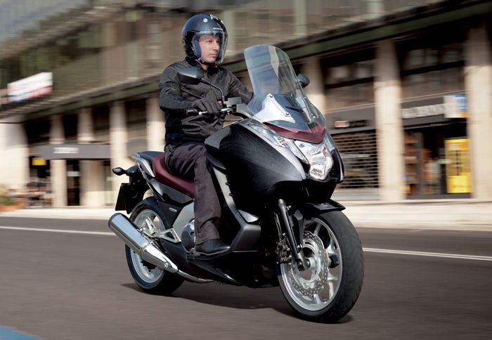 Μεταξύ δύο κόσμών κινείται το Honda Integra προσπαθώντας να συνδυάσει πλεονεκτήματα τόσο από τις μοτοσικλέτες όσο και τα scooter.