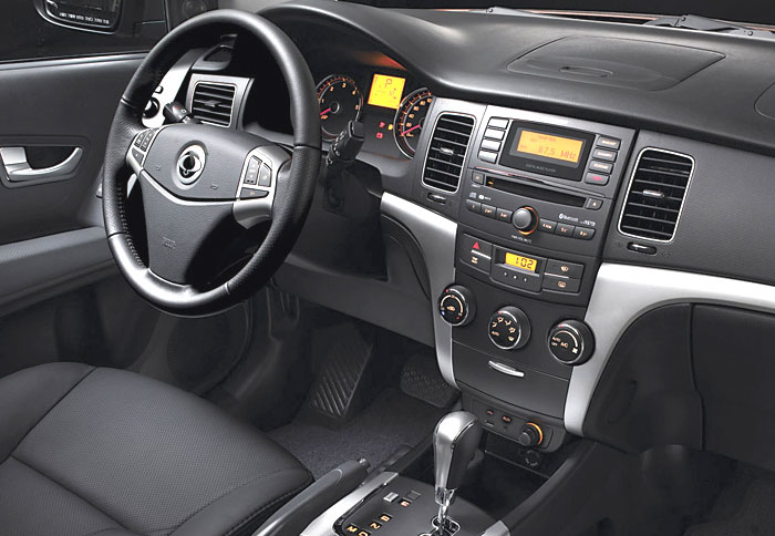 Εντελώς διαφορετικό και σαφώς πιο σύγχρονο είναι και το εσωτερικό του νέου Korando 