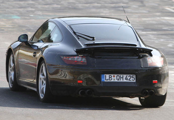 Στο πίσω μέρος θα υπάρχει ενεργό αεροδυναμικό βοήθημα για μέγιστη σταθερότητα στις υψηλές ταχύτητες 