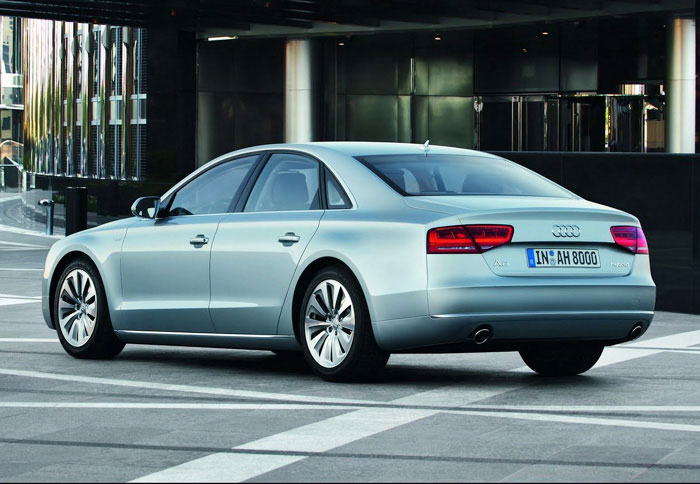 Οι επιδόσεις είναι της τάξης των 7,7 δλ. για τα 0-100 χ.α.ω. και 235 χ.α.ω. τελικής ταχύτητας  