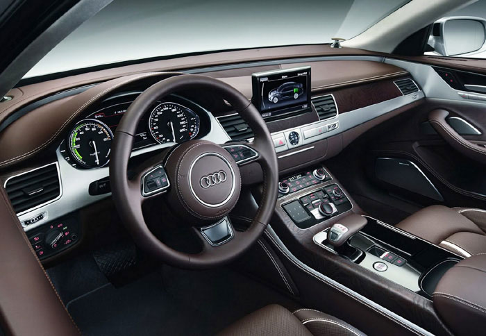 Το εσωτερικό διατηρεί την υψηλή πολυτέλεια των κανονικών εκδόσεων, και φυσικά την κορυφαία ποιότητα 