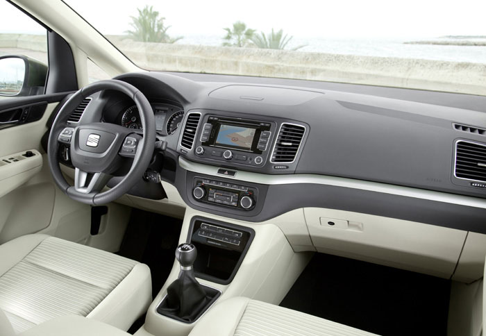 Στο εσωτερικό η υψηλή ποιότητα κατασκευής, τα μαλακά πλαστικά, και οι πολλοί χώροι για μικροαντικείμενα κλέβουν την παράσταση 