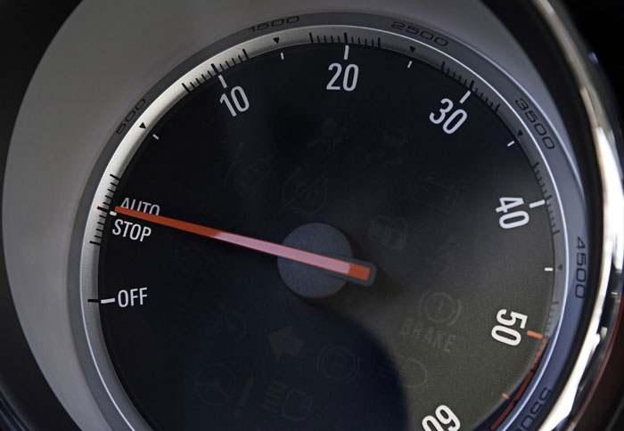 Η Opel είναι η μοναδική κατασκευάστρια εταιρία αυτοκινήτων που προσφέρει ενδεικτική λυχνία ‘Autostop’ στο στροφόμετρο που υπενθυμίζει στον