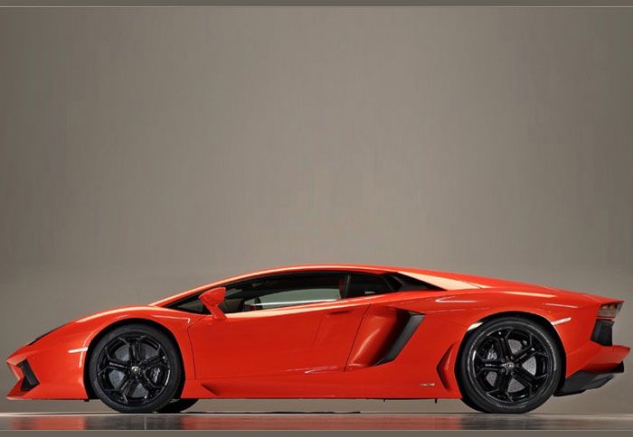 Για άλλη μια φορά η αναμονή άξιζε τον κόπο. Η Aventador απλά κόβει την ανάσα…, ενώ τα 0-100 χ.α.ω. έρχονται σε μόλις 2,9 δλ.