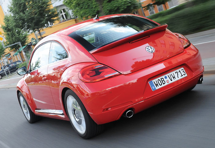 Στο πίσω διακρίνονται τα νέα φωτιστικά σώματα και η ενσωματωμένη αεροτομή