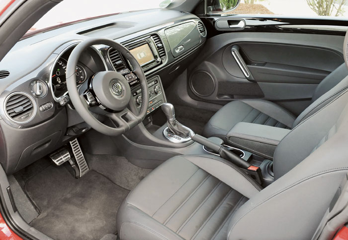 Τα ποιοτικά υλικά ξεχωρίζουν στο ταμπλό. Το ντουλαπάκι δεξιά παραπέμπει στον «Σκαραβαίο»